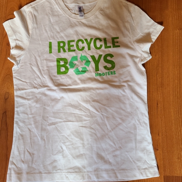 NWOT Hooters small white t-shirt - Picture 10 of 12
